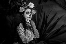 La Calavera Catrina, Mujer Disfrazada Por Ida De Muertos En Mexico