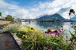 Seepromenade am Luganersee, Lake Lugano, Tessin, Schweiz. Monte Brè und Piazza im Hintergrund. Reisen und Urlaub.