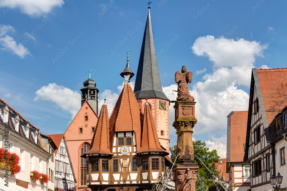 Historisches Altes Rathaus auf dem Marktplatz in Michelstadt im Odenwald, Hessen - obrazy, fototapety, plakaty 