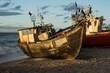 Kuter połowowy na plaży w Chłopach nad polskim Morzem Bałtyckim o zachodzie słońca
