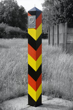 Historic German Democratic Republic (GDR, East Germany) Border Column. Former Inner German Border. In The Background The Border Fence. Today The Federal State Boundary, Lower Saxony And Saxony-Anhalt.