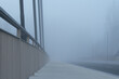 Brücke im Nebel angeschnitten