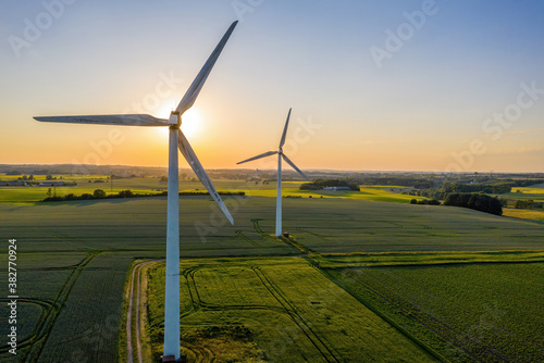 Fotografía Wind turbines that produce electricity, built on a field in Skanderborg, Denmark