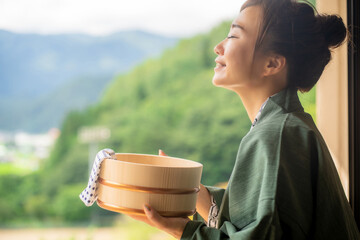 Poster - 温泉にきた女性
