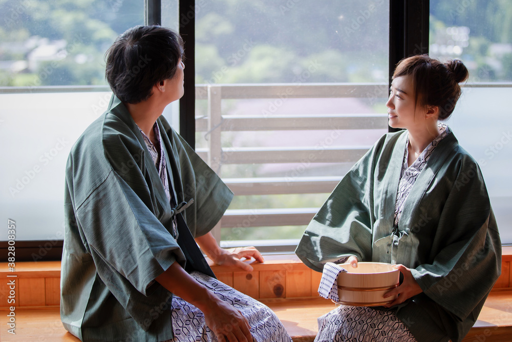 温泉にきた男女
