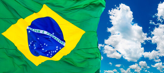 Canvas Print - Bandeira do Brasil e céu azul com nuvens brancas