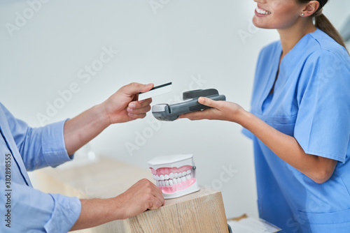 Fotografía Patient paying for dental visit in clinic