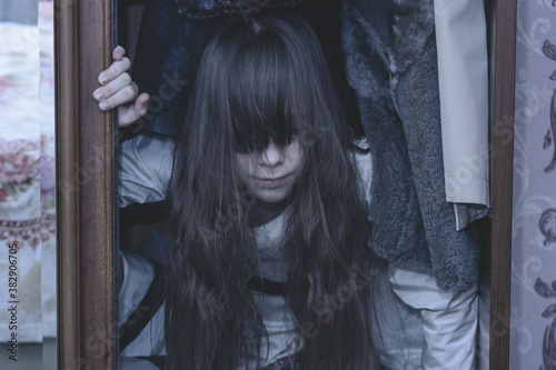 Cuadros en Lienzo Mad scary girl in cupboard at dark night
