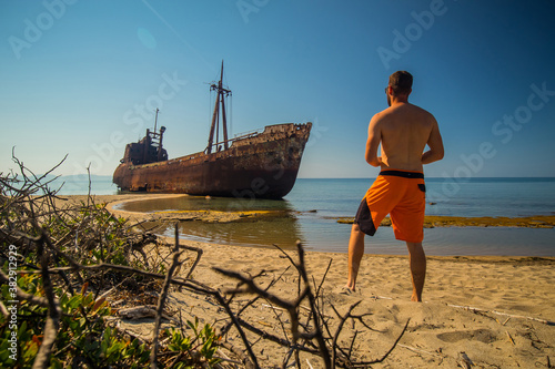 Fotografía A person observing Dimitrios shipwreck in Gythio, Greece