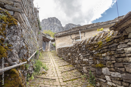Cuadros en Lienzo narrow and steep alley with cobblestones in village in Zagori in Greece