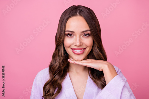 Fotografía Closeup photo of beautiful lady long curly hairstyle spa salon procedures touch
