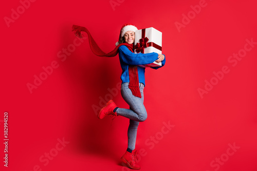 Cuadros en Lienzo Photo portrait full body cheerful woman hugging present box smiling closed eyes