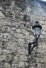 Farolas en pared de piedra 