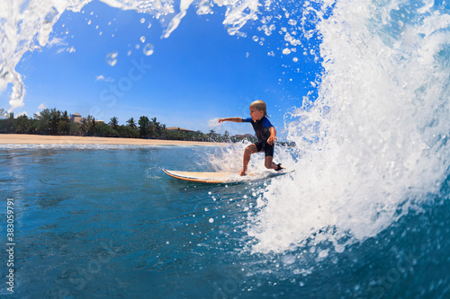 Dekoracja na wymiar  szczesliwy-chlopiec-surfingu-mlody-surfer-uczy-sie-jezdzic-na-desce-surfingowej-z-zabawa-na-falach-morskich-aktywna-rodzina