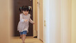 © polkadot - 室内を走る子供
