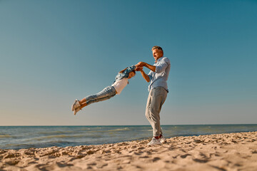 Canvas Print - Dad with daughter on the beach