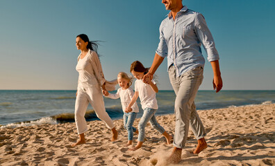 Poster - Happy family on the beach