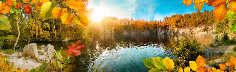 Fototapete - Die Farben vom Herbst um einen schönen See herum, mit Sonne und blauem Himmel, Panorama