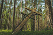 Holzkreuz als Denkmal und Monument im polnischen Wald. Gedenkstätte und Mahnmal für die Opfer der Nazis im zweiten Weltkrieg.