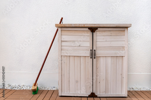 正面から見た白の収納庫と立てかけられたデッキブラシ Foto De Stock Adobe Stock