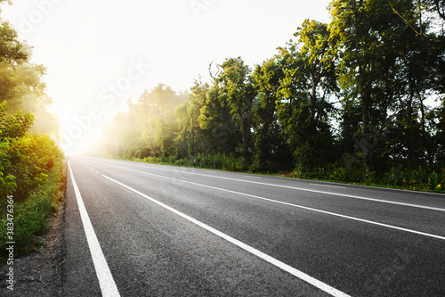 Fotografía The asphalt road outside the city and thick fog above it in the morning