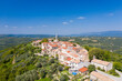 Das Dorf Dracuc in Kroatien, auch als istrisches Hollywood bezeichnet, von oben 