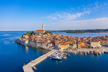 Aussicht auf den Hafen und die Altstadt von Rovinj in Kroatien 