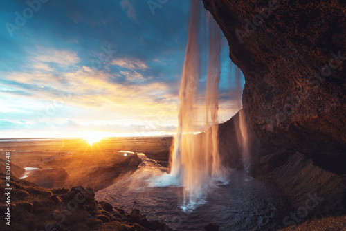 Fotografía Seljalandsfoss waterfall at sunset, Iceland