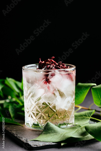 Fotografía glass of alcoholic coctail with ice on black background
