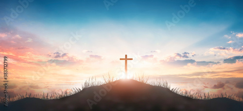 Fotografía Christian concept: Silhouette cross on mountain sunset background