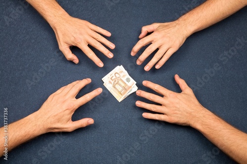 Fotografía 4 hands and a wad of euros