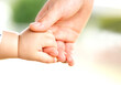© minianne - 母親と赤ちゃんが手をつなぐ　親子の触れ合い