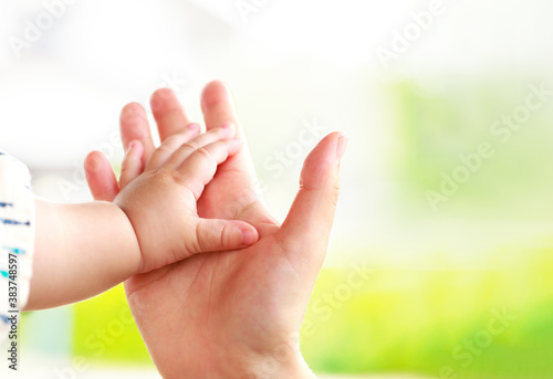 母親と赤ちゃんが手をつなぐ 親子の触れ合い Buy This Stock Photo And Explore Similar Images At Adobe Stock Adobe Stock