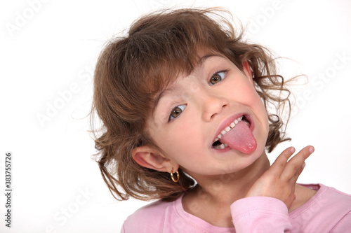 Fotografía Little girl sticking tongue out