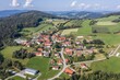 Bild einer Luftaufnahme mit einer Drohne des Dorf Grueb bei Grafenau im bayerischen Wald mit Bergen und Landschaft, Deutschland