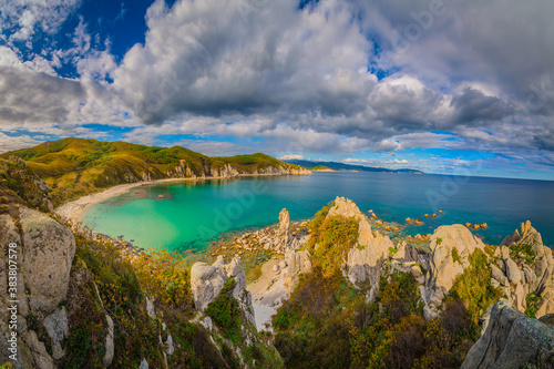 Fotografía Autumn on the seashores of Russia, sharp rocks, sea and taiga