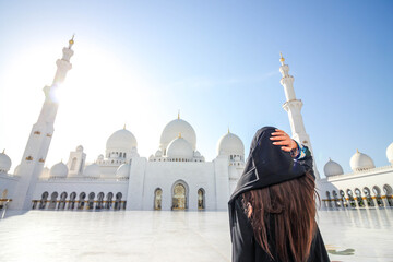 woman looking at the mosque in abu dhabi	