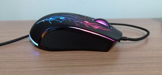 Mouse com desenho de galhos, RGB 