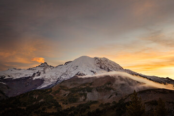 Wall Mural - The majestic Mt. Rainier towers over the landscape of the mt rainier national park in washington state. Stunning scenery everywhere you look