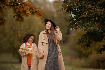 Wall Mural - Mother and daughter in the autumn park