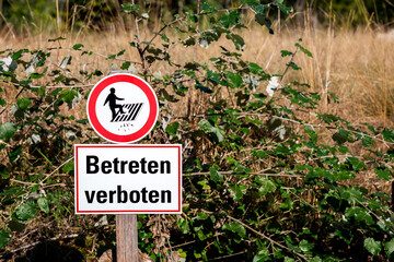 Schild mit Symbol und der deutschen Aufschrift 