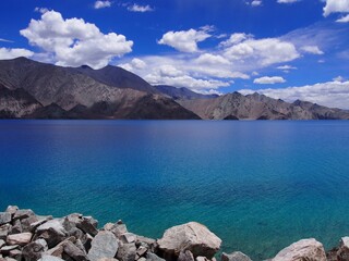 Wall Mural - Beautiful lakes and magnificent blue skies and mountains, Pangong tso (Lake), Durbuk, Leh, Ladakh, Jammu and Kashmir, India