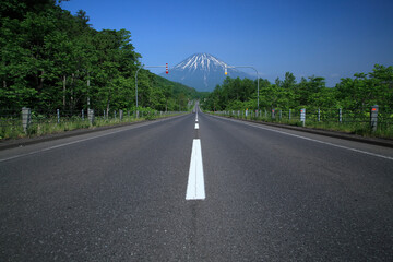 Canvas Print - 北海道、羊蹄山へ続く道