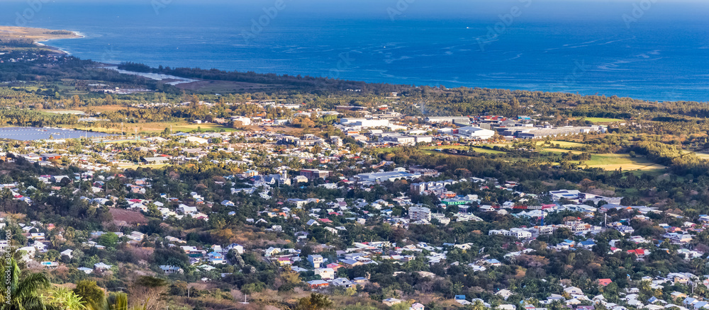 Vue de la ville de L’Etang-Salé-les-Hauts, île de la Réunion  - obrazy, fototapety, plakaty 