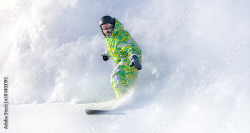Dekoracja na wymiar  zabawny-snowboardzista-z-duzymi-wasami-wysadza-snieg-w-puchu-i-wznosi-piekna-sniezna-chmure