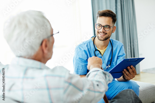 Cuadros en Lienzo nurse doctor senior care caregiver help assistence retirement home hospital nurs
