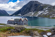 Urlaub In Süd-Norwegen:  Altes Haus / Hütte Am Djupvatnet An Der Straße Zum Aussichtspunkt Dalsnibba Zum Schönen Geiranger Fjord