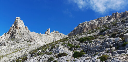 scenico e imponente panorama delle montagne Dolomiti in estate