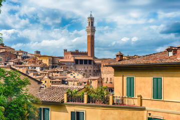 Canvas Print - View over the picturesque city centre of Siena, Italy