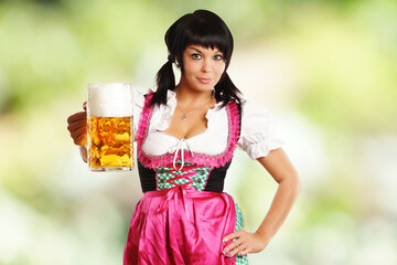 Frau im Dirndl hält Bierglas